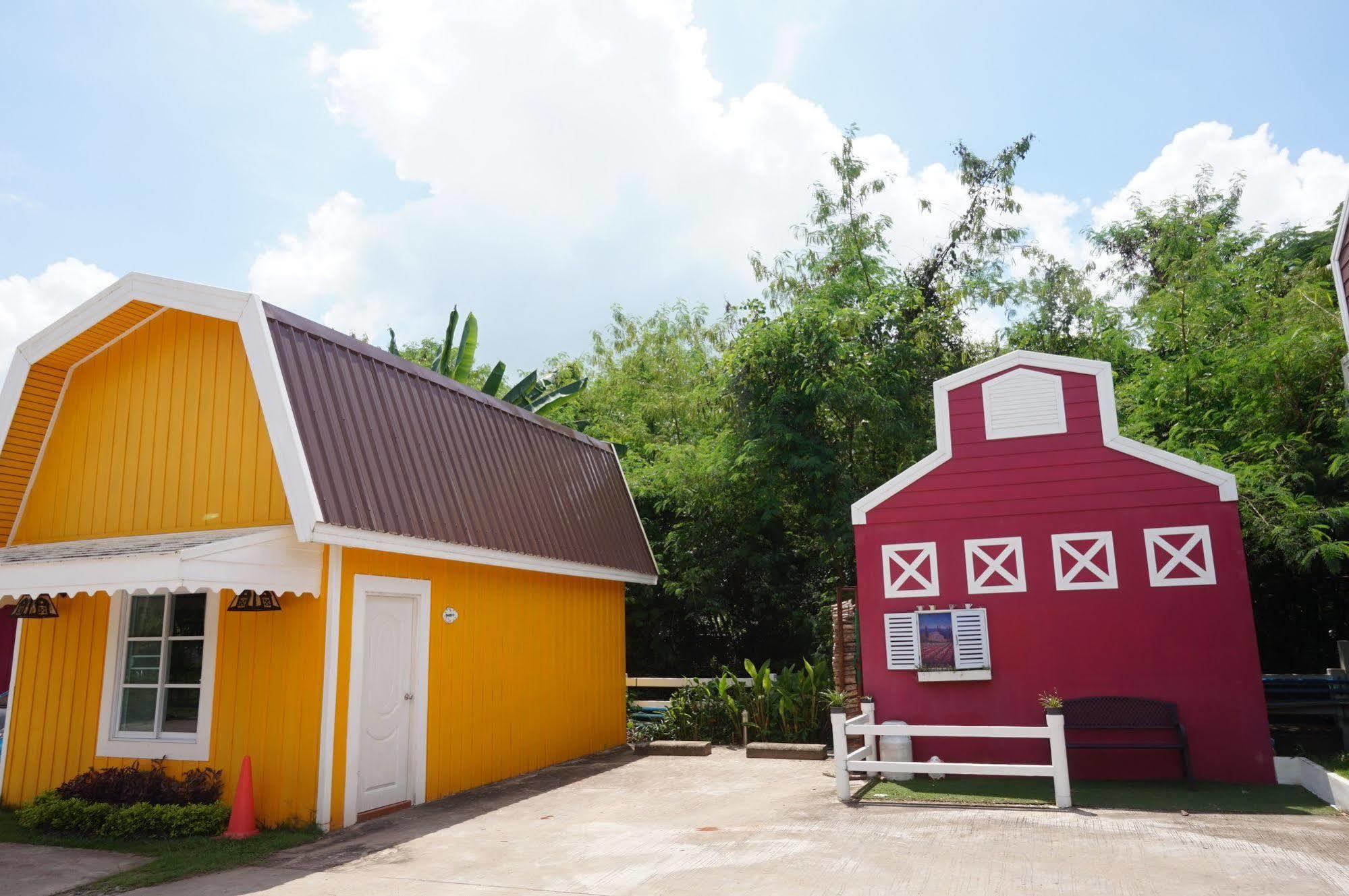 Color Ville Hotel Sha Certified Sakon Nakhon Buitenkant foto